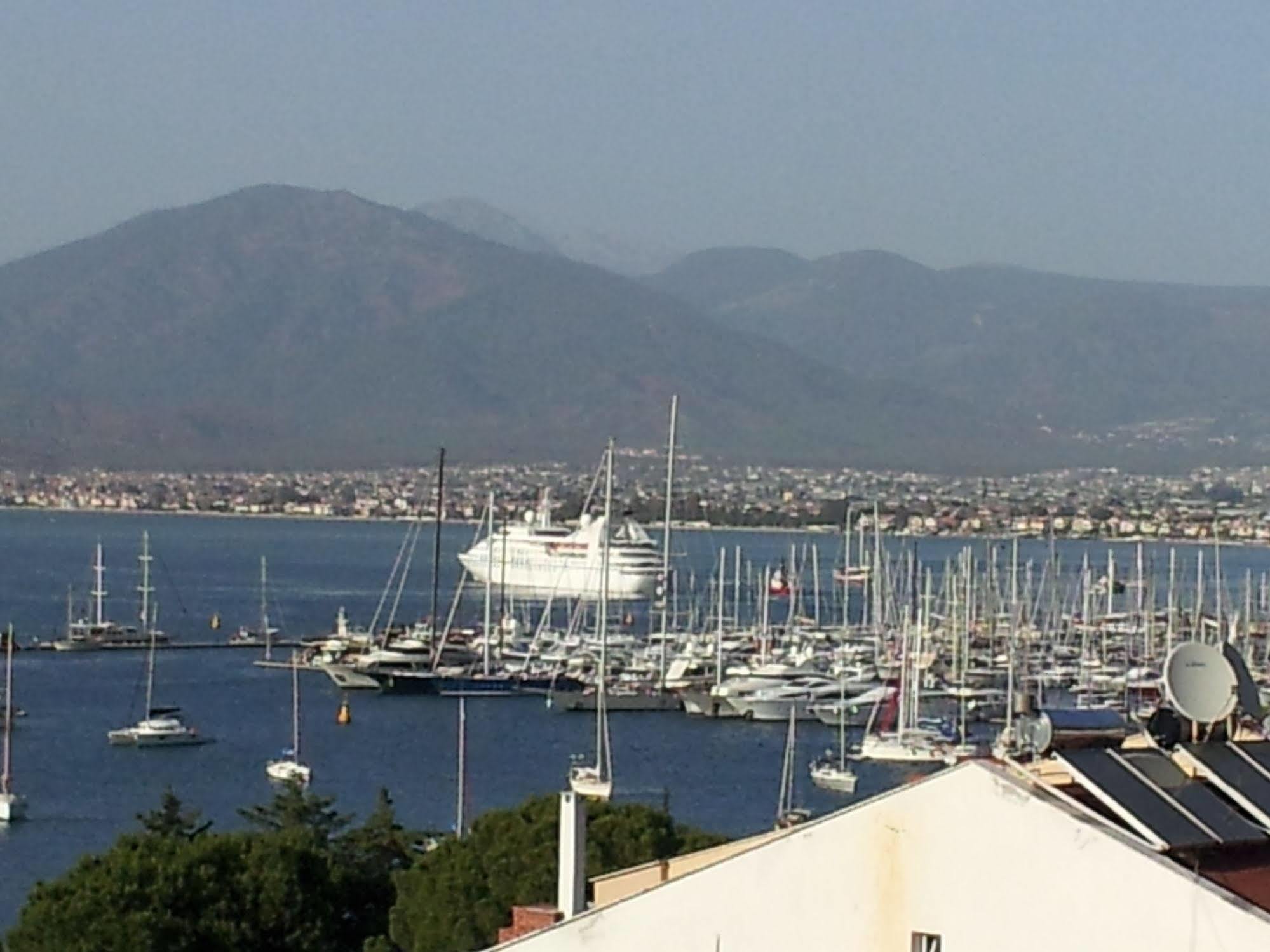 Ferah Hostel Monica'S Place Fethiye Exteriör bild